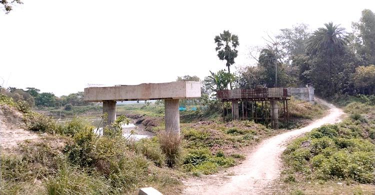 সেতুর দুই পিলার বসিয়ে সোয়া দুই কোটি টাকা নিয়ে লাপাত্তা ঠিকাদার