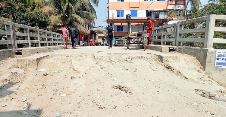 সংযোগ সড়ক নেই, কাজে আসছে না দেড়কোটি টাকার সেতু