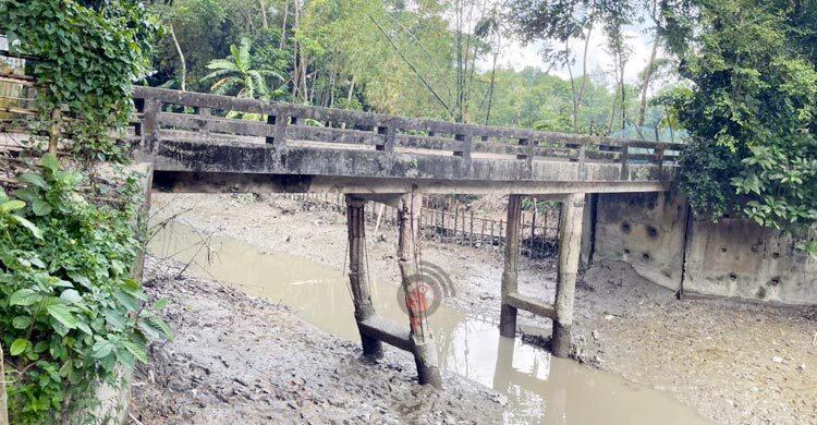 পিলার ভেঙে ঝুঁকিতে সেতু, আতঙ্কে ১০ হাজার মানুষ