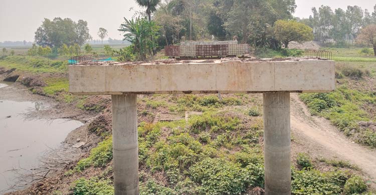 সেতুর দুই পিলার বসিয়ে সোয়া দুই কোটি টাকা নিয়ে লাপাত্তা ঠিকাদার