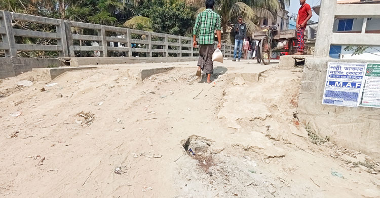 সংযোগ সড়ক নেই, কাজে আসছে না দেড়কোটি টাকার সেতু