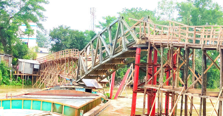 বাল্কহেডের ধাক্কায় ভাঙলো বেইলি সেতু