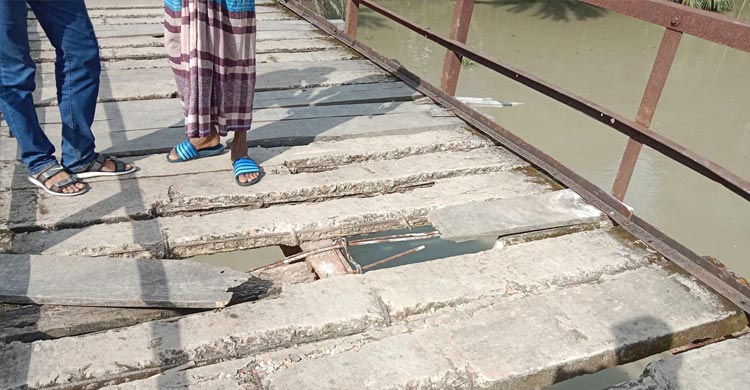 জোড়াতালির ব্রিজে ঝুঁকি নিয়ে পারাপার