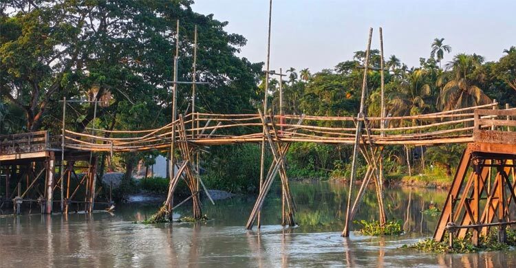 ৬ বছর ধরে সাঁকো দিয়ে সেতু পারাপার