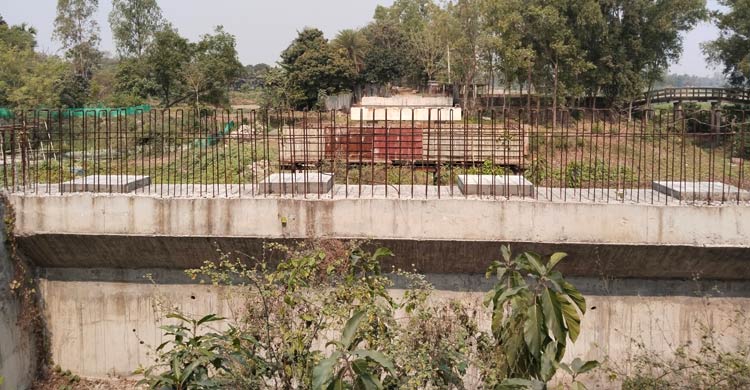 সেতুর দুই পিলার বসিয়ে সোয়া দুই কোটি টাকা নিয়ে লাপাত্তা ঠিকাদার