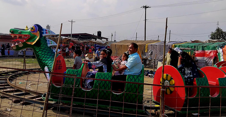 শহীদ ফারহান ফাইয়াজ সেতুতে বিনোদন প্রেমীদের ভিড়