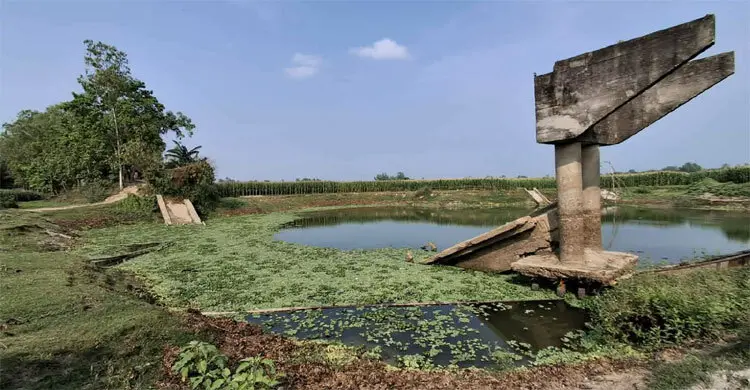 সেতু ভেঙে পড়ে আছে খালে, দুর্ভোগে ১৫ হাজার মানুষ