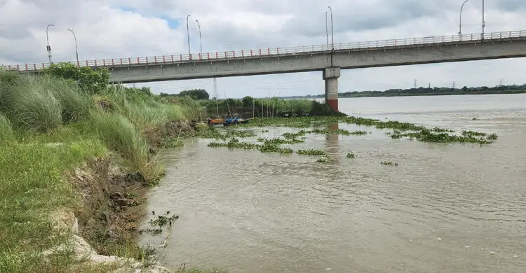 আড়িয়াল খাঁ’র পাড়ে ভাঙন, হুমকির মুখে সেতু