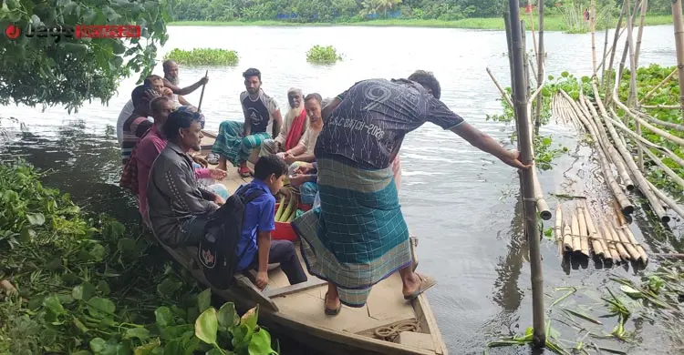 ৪০ বছর যাবত নৌকা-বাঁশের সাঁকোই ভরসা ২০ হাজার মানুষের