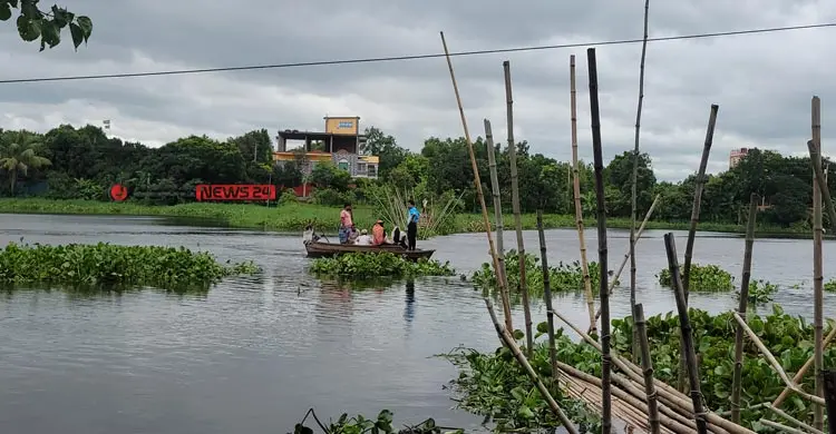 ৪০ বছর যাবত নৌকা-বাঁশের সাঁকোই ভরসা ২০ হাজার মানুষের