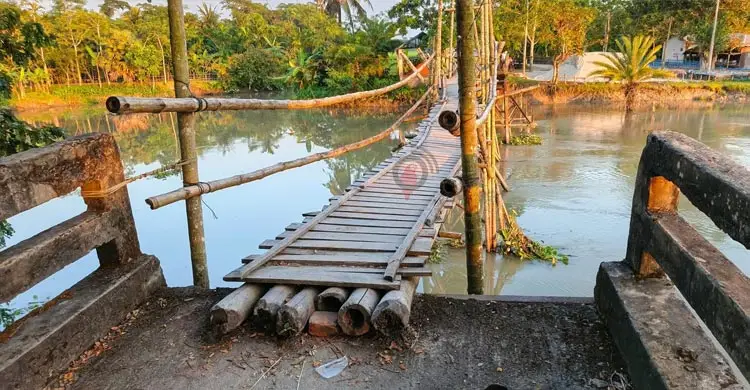৬ বছর ধরে সাঁকো দিয়ে সেতু পারাপার