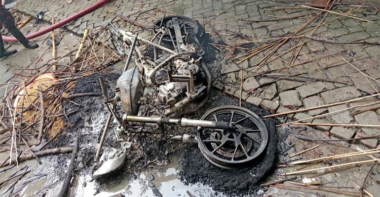 প্রবাসী জামাইকে &lsquo;পিটিয়ে হত্যা&rsquo;, শ্বশুরবাড়ি পুড়িয়ে দিলো গ্রামবাসী