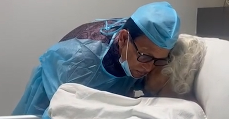 অসুস্থ মায়ের পাশে শিক্ষামন্ত্রী মিলন, প্রশংসায় ভাসছেন নেটিজেনদের