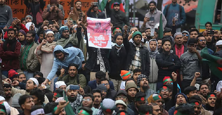 হাদির বিচারের দাবিতে ইনকিলাব মঞ্চের শাহবাগ অবরোধ