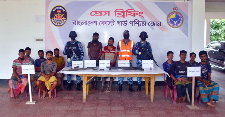 সুন্দরবন থেকে অস্ত্র-গুলিসহ আটক ২