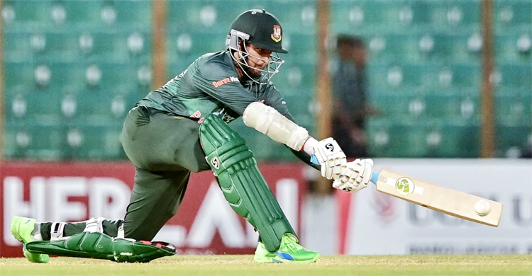 বৃষ্টির পর খেলা শুরু, মারমুখী সাকিব