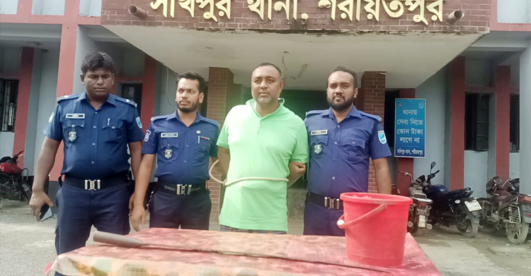 ইউপি সদস্যের খাটের নিচে মিললো ককটেল-রামদা