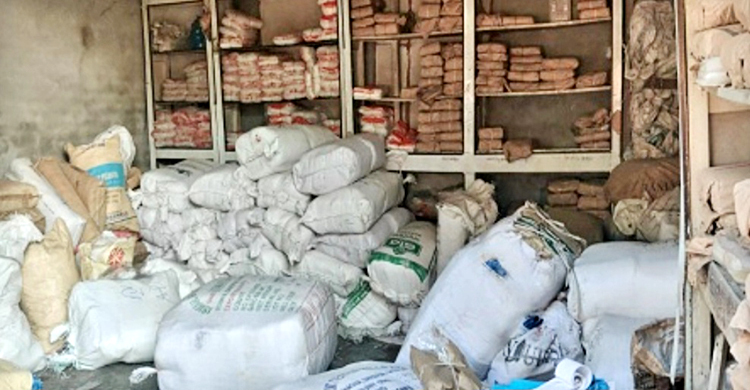 নিষিদ্ধ পলিথিন বিক্রির দায়ে লাখ টাকা জরিমানা