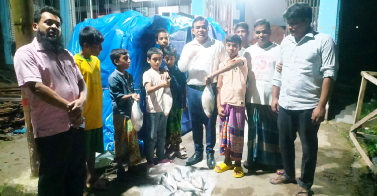 ২১ মা ইলিশ নিচ্ছিলেন মেয়ের বাড়ি, গুনলেন জরিমানা