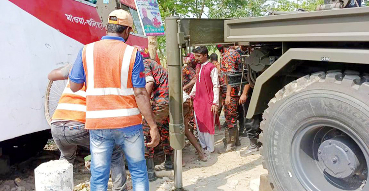 পদ্মা সেতু এলাকায় ভ্যানে বাসের ধাক্কা, নিহত যুবক