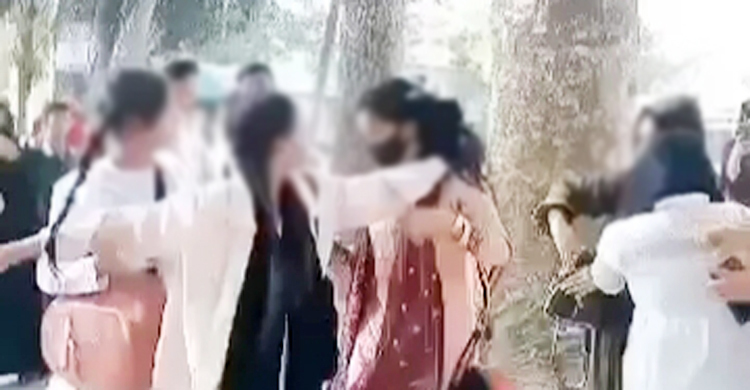 শরীয়তপুরে দুই কলেজছাত্রীর মারামারির ভিডিও ভাইরাল