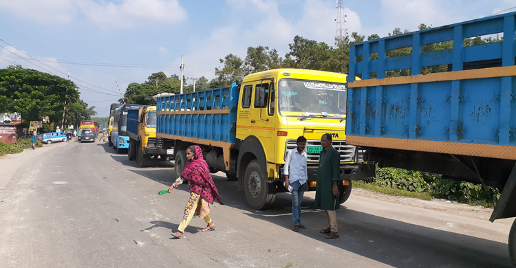 বেতন দাবিতে কারখানা শ্রমিকদের মহাসড়ক অবরোধ