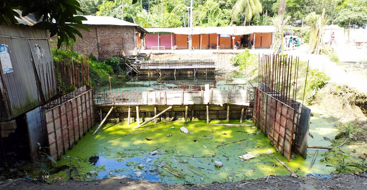 দুই বছরেও শেষ হয়নি ব্রিজের কাজ, দুর্ভোগে ১৫ গ্রামের মানুষ