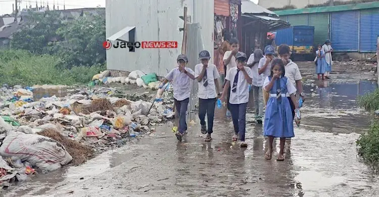 বিদ্যালয়ের পাশে ময়লার ভাগাড়: ক্লাসেই অসুস্থ হচ্ছে শিক্ষার্থীরা
