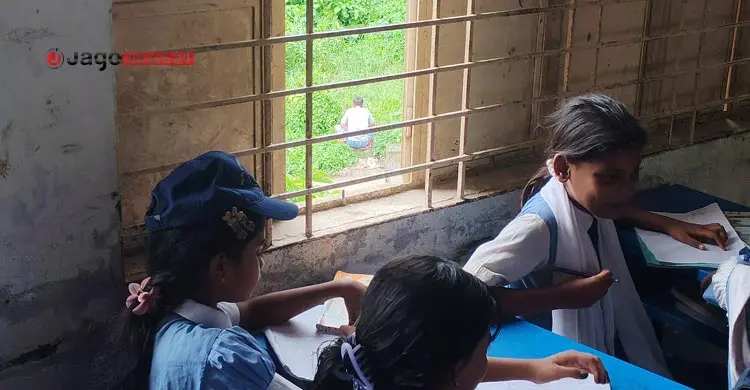 বিদ্যালয়ের পাশে ময়লার ভাগাড়: ক্লাসেই অসুস্থ হচ্ছে শিক্ষার্থীরা