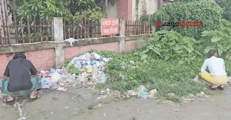বিদ্যালয়ের পাশে ময়লার ভাগাড়: ক্লাসেই অসুস্থ হচ্ছে শিক্ষার্থীরা