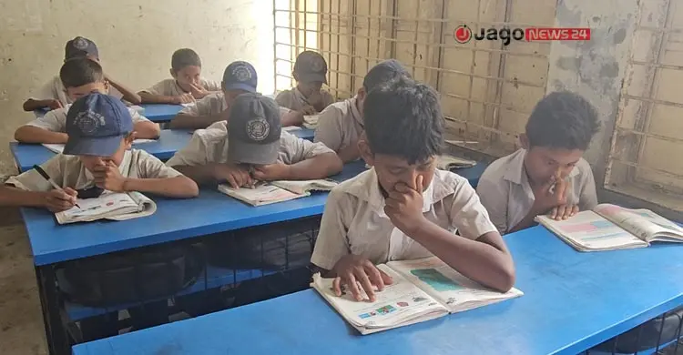 বিদ্যালয়ের পাশে ময়লার ভাগাড়: ক্লাসেই অসুস্থ হচ্ছে শিক্ষার্থীরা