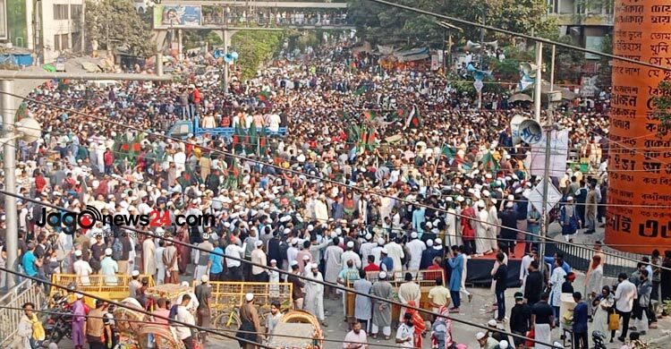 হাদি হত্যার প্রতিবাদে শাহবাগে বিক্ষোভ, শিক্ষার্থী-জনতার ঢল
