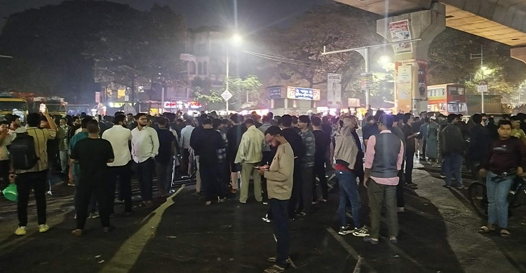 হাদির মৃত্যুর খবরে শাহবাগ অবরোধ