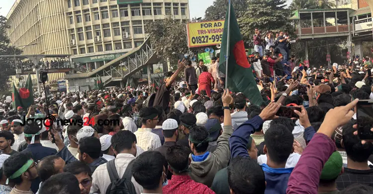 হাদি খুনের প্রতিবাদে শাহবাগে বিক্ষোভ, শিক্ষার্থী-জনতার ঢল