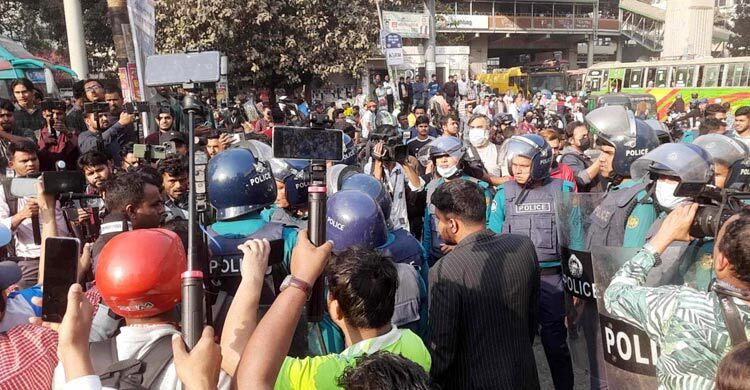 শাহবাগে সায়েন্সল্যাবমুখী সড়ক অবরোধ আন্দোলনকারীদের