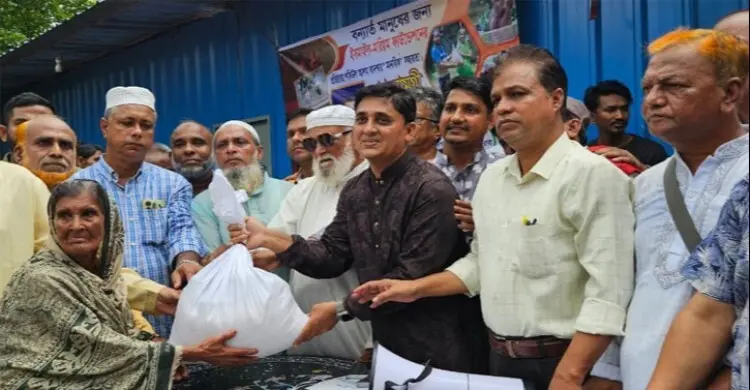 পটিয়ায় ২৫০০ বন্যার্ত পরিবারে চেম্বার পরিচালকের ত্রাণ বিতরণ