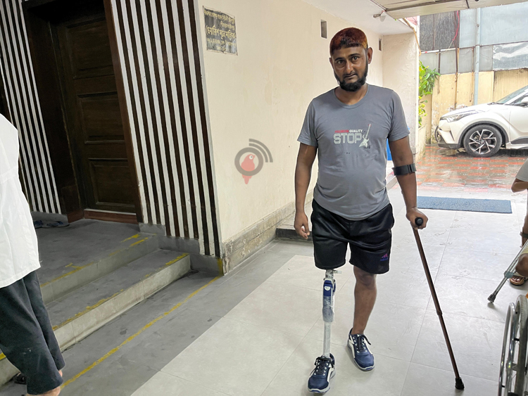 পা হারিয়ে থেমে গেছে জুলাই আহত শফিকুলের জীবন