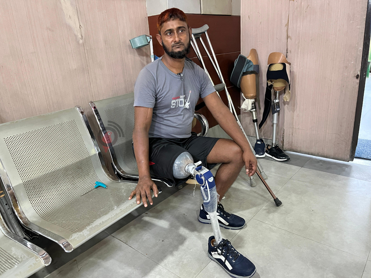 পা হারিয়ে থেমে গেছে জুলাই আহত শফিকুলের জীবন