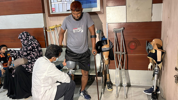 পা হারিয়ে থেমে গেছে জুলাই আহত শফিকুলের জীবন