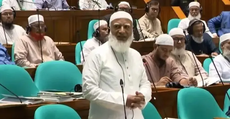 হাসপাতালের মেঝেতে রোগীর শুয়ে থাকার দৃশ্য লজ্জাজনক
