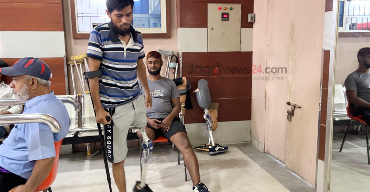 একটা অটোরিকশায় সচল হতে পারে জুলাই আহত শাহ আলমের জীবন