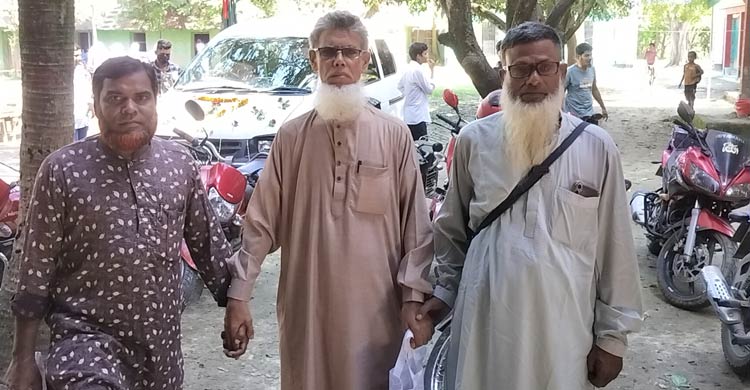 ৩০ বছরের কর্মজীবন শেষে সহকারী প্রধান শিক্ষককে রাজকীয় বিদায়