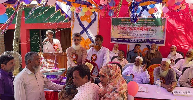 ৩০ বছরের কর্মজীবন শেষে সহকারী প্রধান শিক্ষককে রাজকীয় বিদায়