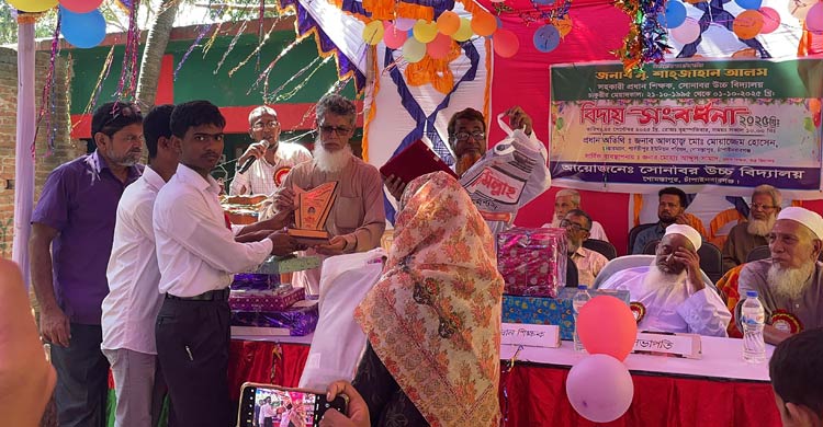৩০ বছরের কর্মজীবন শেষে সহকারী প্রধান শিক্ষককে রাজকীয় বিদায়