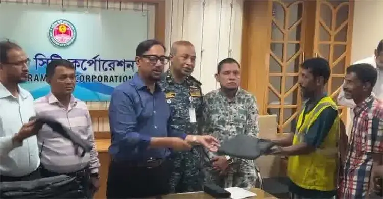 বর্ষায় কার্যক্রম সচল রাখতে চসিকের ৩৩০০ কর্মী পাচ্ছেন রেইনকোট