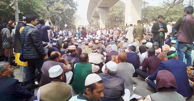 Ebtedayi teachers continue protest despite baton-charge