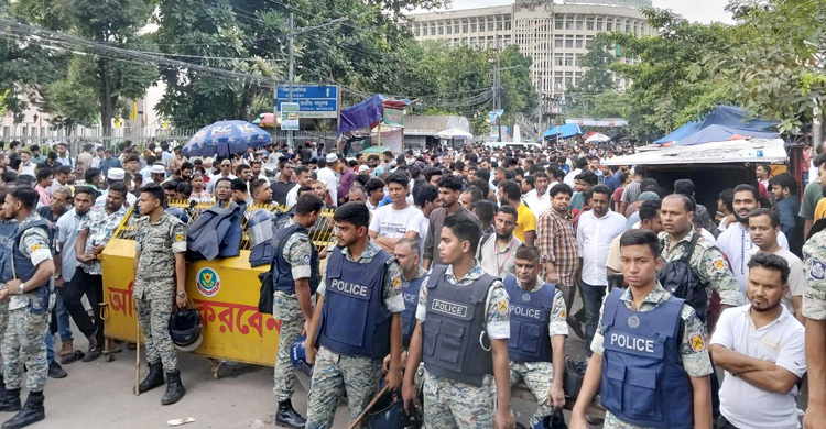 ভিড় বেড়েছে শাহবাগে, সতর্ক অবস্থানে আইনশৃঙ্খলা বাহিনী
