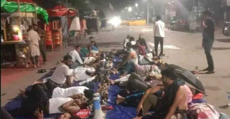 শাহবাগে রাত কাটাচ্ছেন শিক্ষক নিয়োগে সুপারিশবঞ্চিতরা