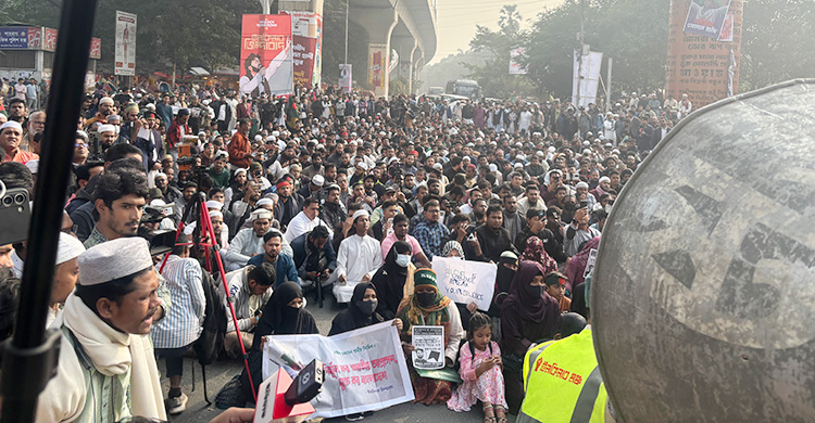 হাদি হত্যার বিচার দাবিতে শাহবাগ অবরোধ, শিক্ষার্থী-জনতার ঢল