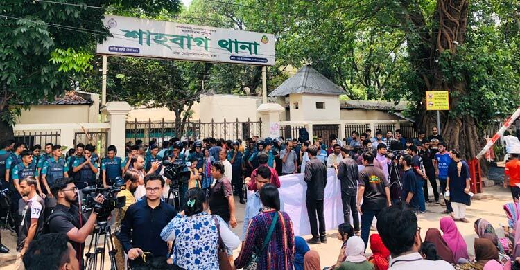 Shammo murder: Students besiege Shahbagh police station